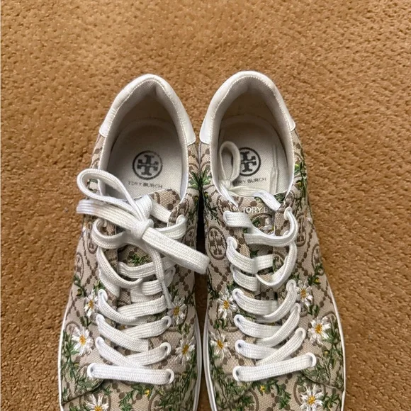 Tory Burch Beige Canvas Floral Lace-Up Sneakers with Green Vines - Picture 4 of 4